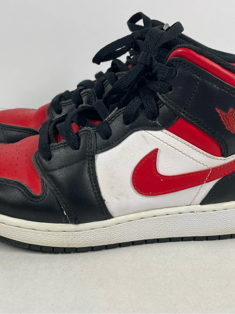 Nike Air Jordan 1 Mid GS 'Bred Toe' 2022 (554725-079) - Size 5.5Y / Women's 7